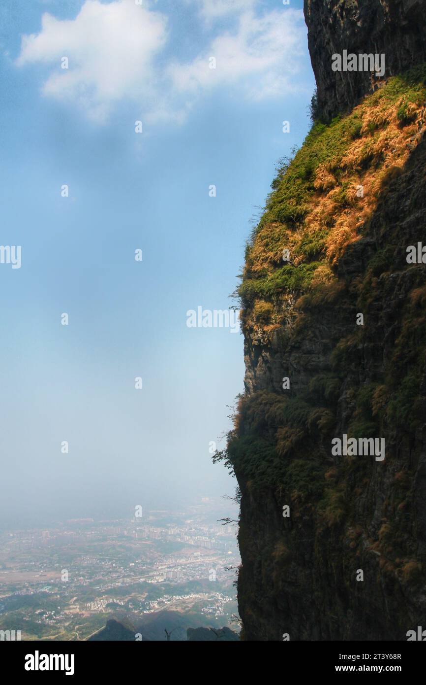 Cattura la maestosa bellezza dei vasti paesaggi all'interno delle lunghe e maestose montagne della Cina Foto Stock