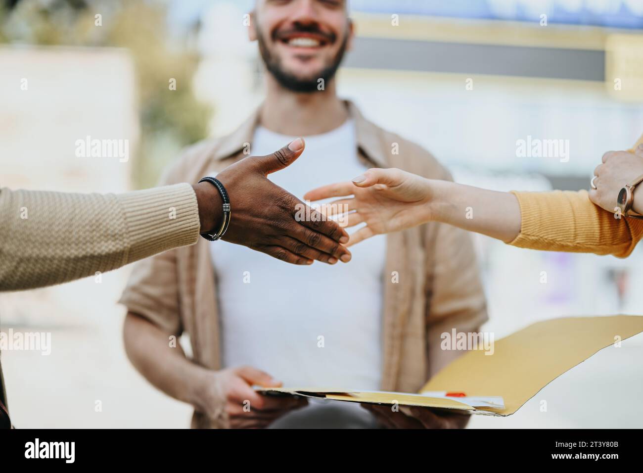 Creative Business Collaboration: Diversi dirigenti pianificano strategie redditizie per le startup in città urbana Foto Stock