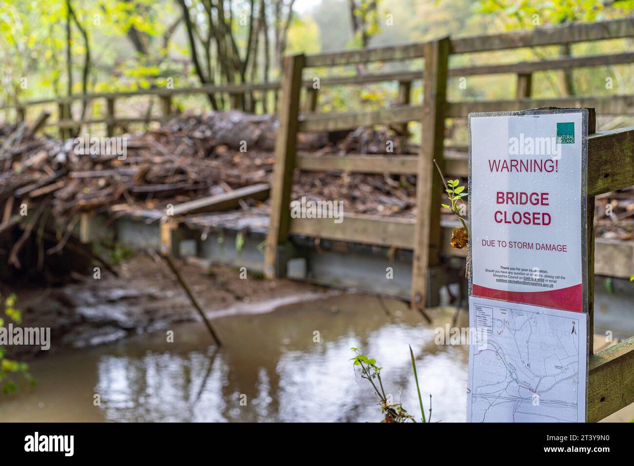 Bewdley, Regno Unito. 27 ottobre 2023. Danni ai ponti pedonali sull'acqua dopo che torrenti di acqua lampeggiano attraverso i punti di bellezza di Bewdley. Segnale di avvertenza ponte chiuso che blocca l'attraversamento dei pedoni sui ponti pedonali. Credito: Lee Hudson . Credito: Lee Hudson Foto Stock