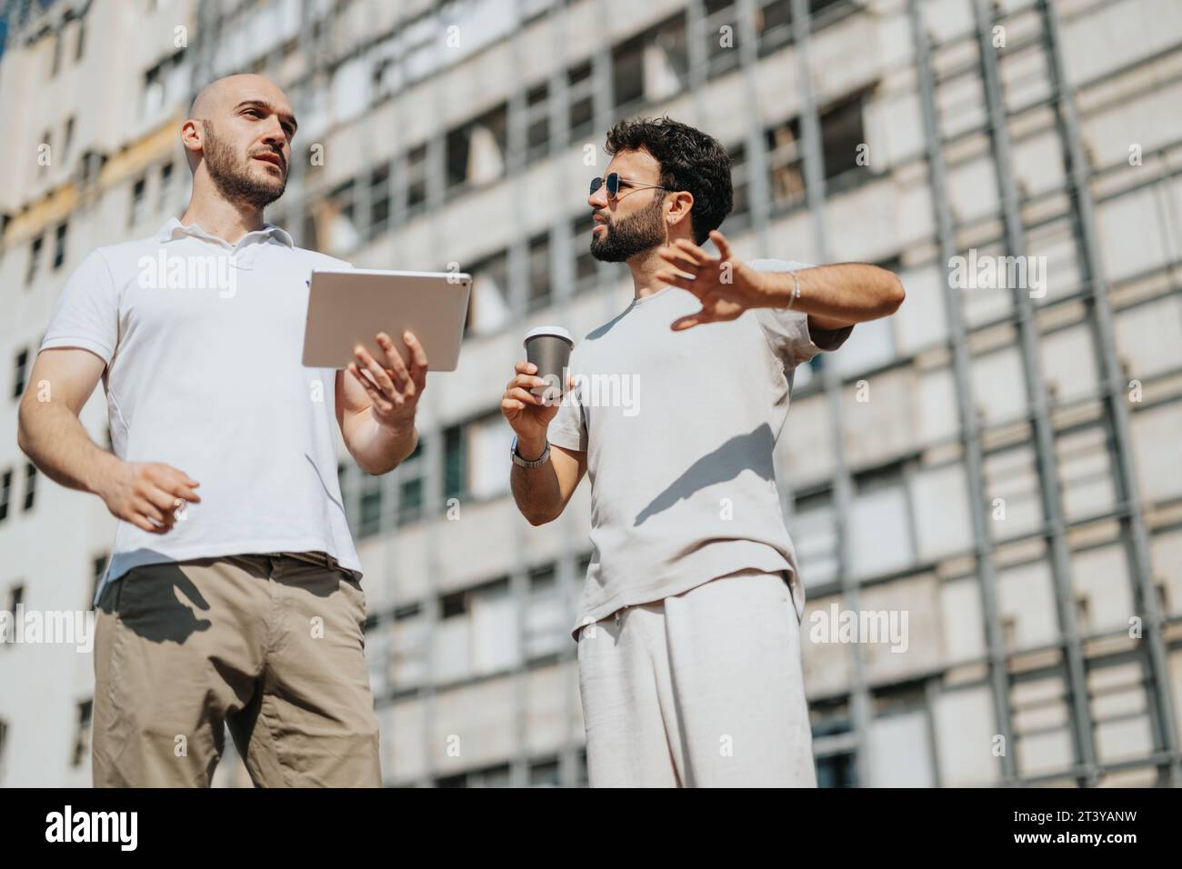 Ottenere il successo della progettazione urbana: Collaborazione di architetti e ingegneri che discutono di Blueprint Outdoors Foto Stock