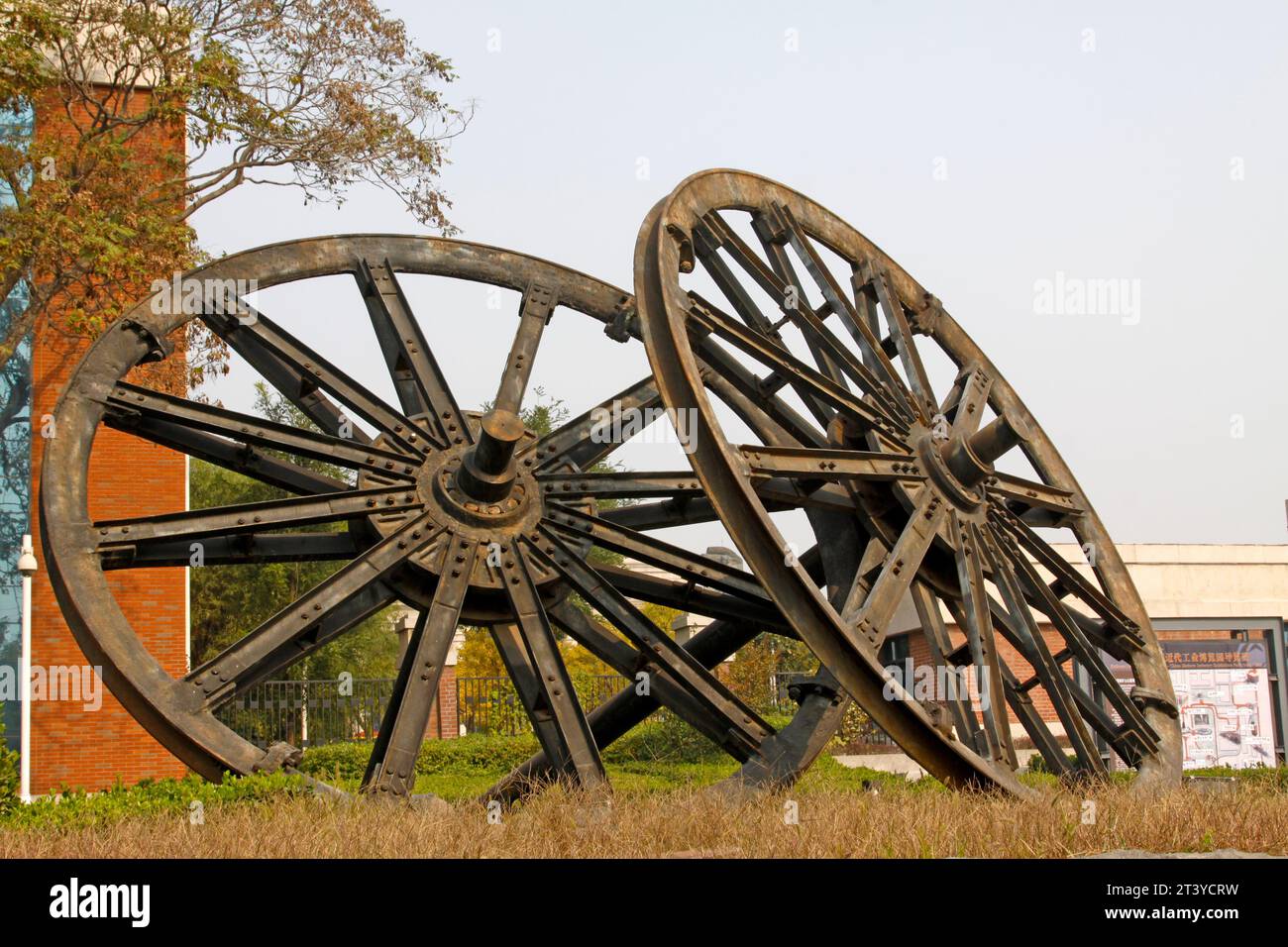 TANGSHAN - 18 OTTOBRE: Il grande edificio modello di ruota nel parco nazionale delle miniere di kailuan il 18 ottobre 2013, città di tangshan, provincia di hebei, Cina. Foto Stock