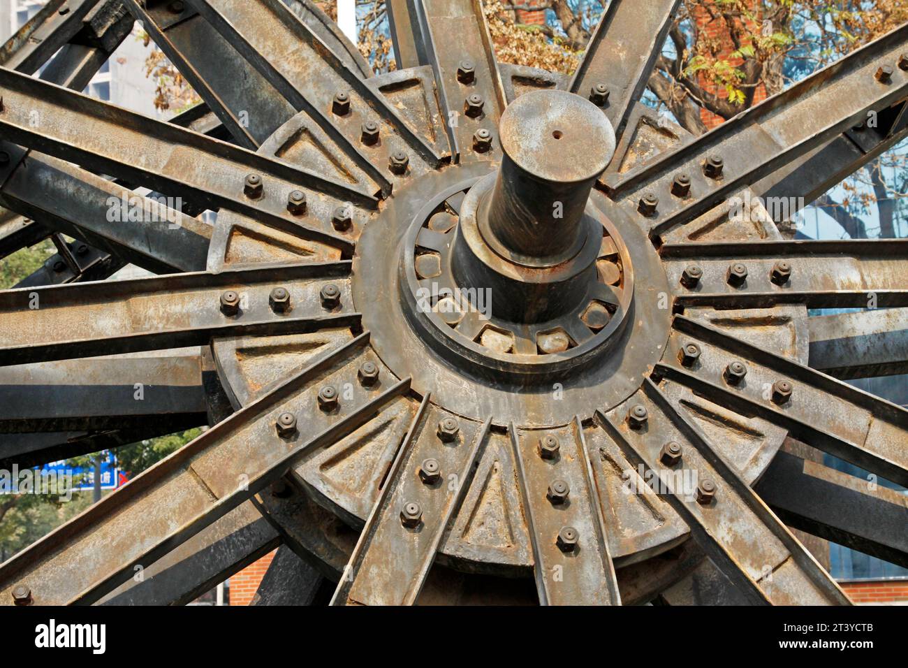 TANGSHAN - 18 OTTOBRE: Il grande edificio modello di ruota nel parco nazionale delle miniere di kailuan il 18 ottobre 2013, città di tangshan, provincia di hebei, Cina. Foto Stock