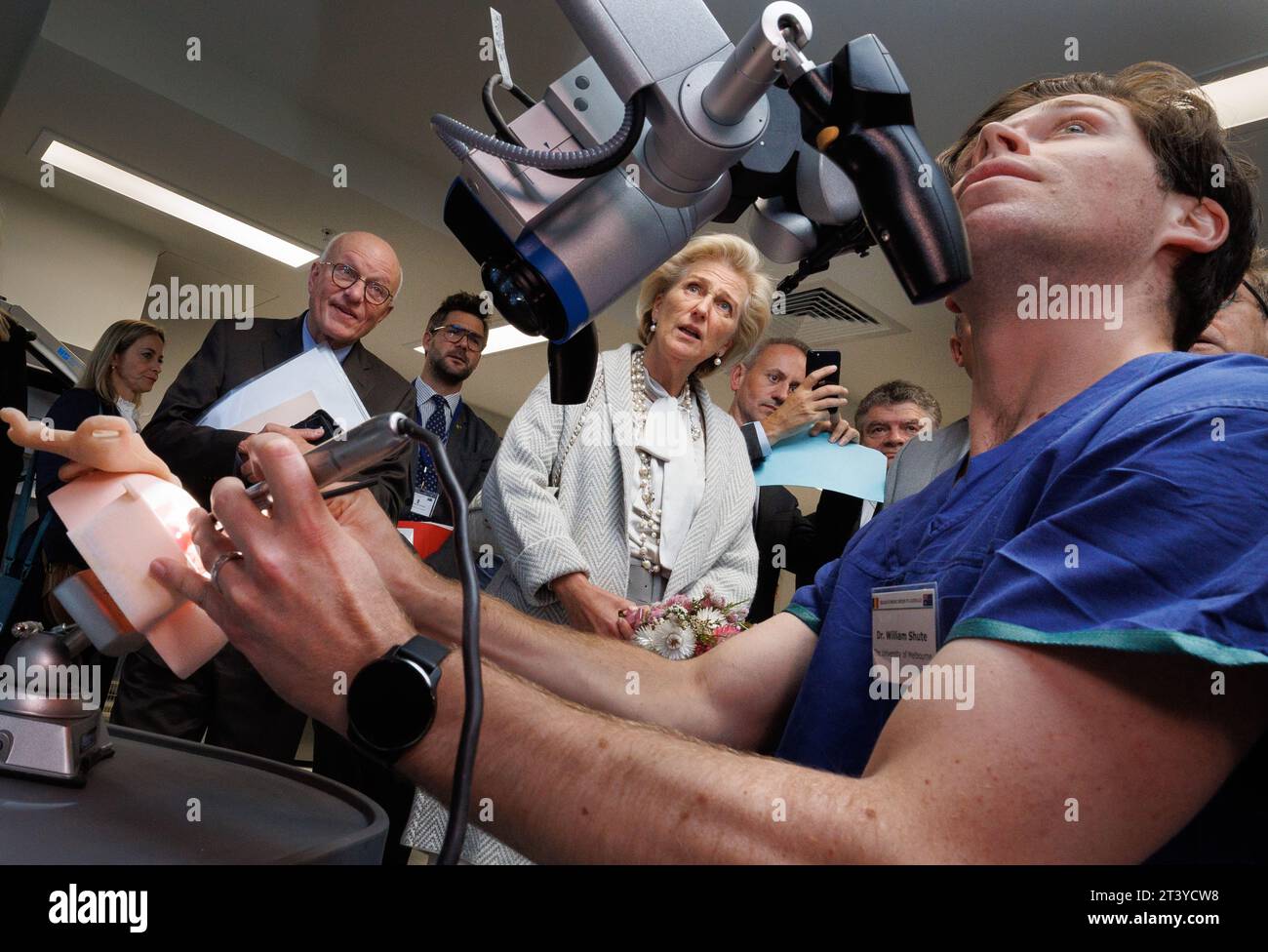 Melbourne, Australia. 27 ottobre 2023. Principessa Astrid del Belgio raffigurata durante una visita al Royal Victorian Eye and Ear Hospital durante la missione economica belga nel Commonwealth dell'Australia, a Melbourne, venerdì 27 ottobre 2023. Una delegazione belga è in missione economica di 10 giorni in Australia dal 19 al 28 ottobre 2023. BELGA PHOTO BENOIT DOPPAGNE Credit: Belga News Agency/Alamy Live News Foto Stock