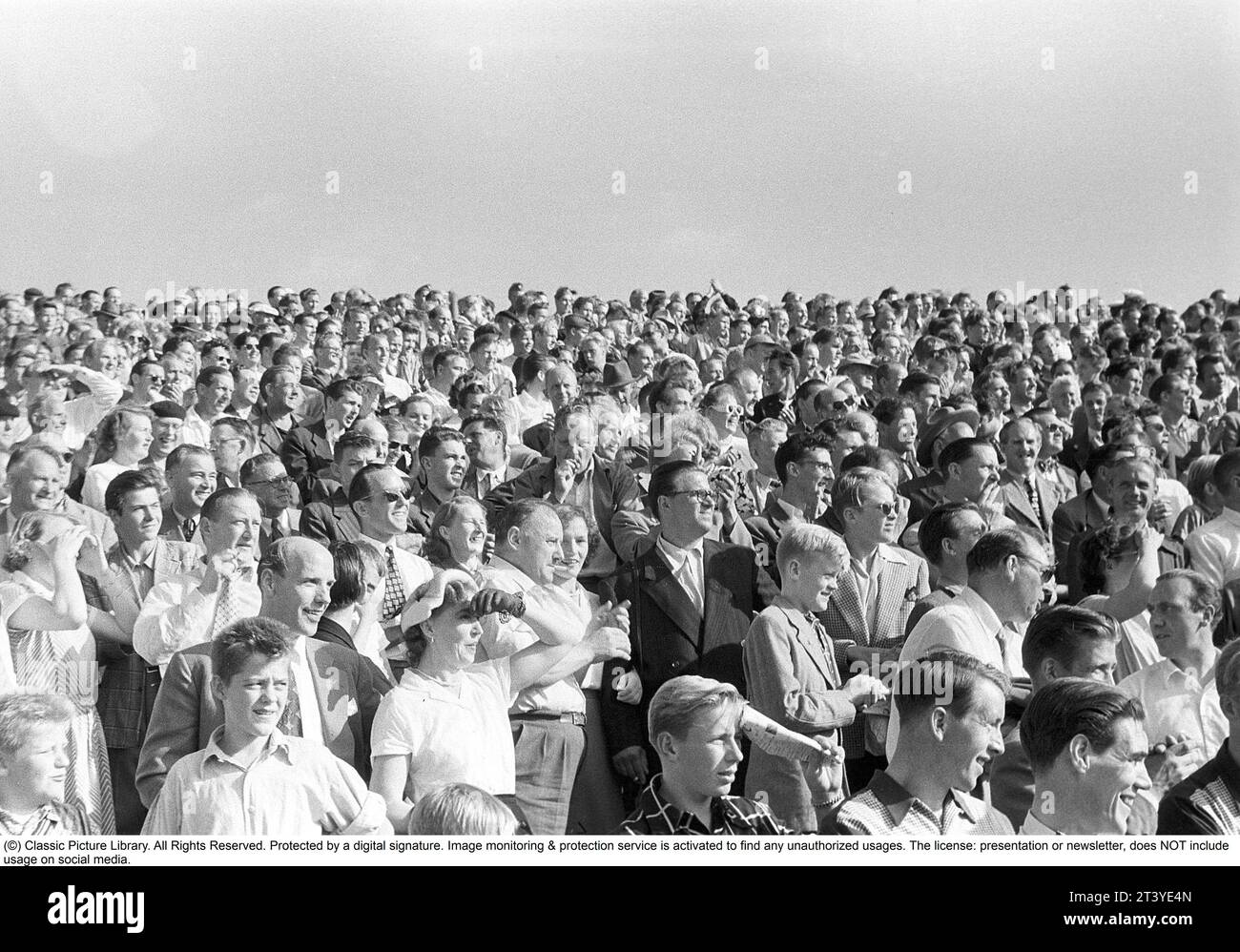 Negli anni '1950 Lo stand è pieno di persone che assistono a una partita di calcio in corso in uno stadio all'aperto di Stoccolma, Svezia, 1953. Kristoffersson rif. 1-41-1 Foto Stock