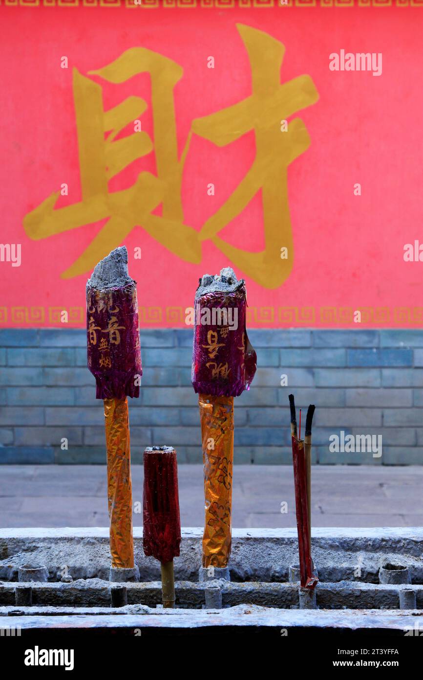 CONTEA DI LUAN - 10 NOVEMBRE: Le parole "ricchezza" scritte sul muro, culto dell'incenso, nell'architettura paesaggistica del tempio GuanYu, contea di Luan ancien Foto Stock