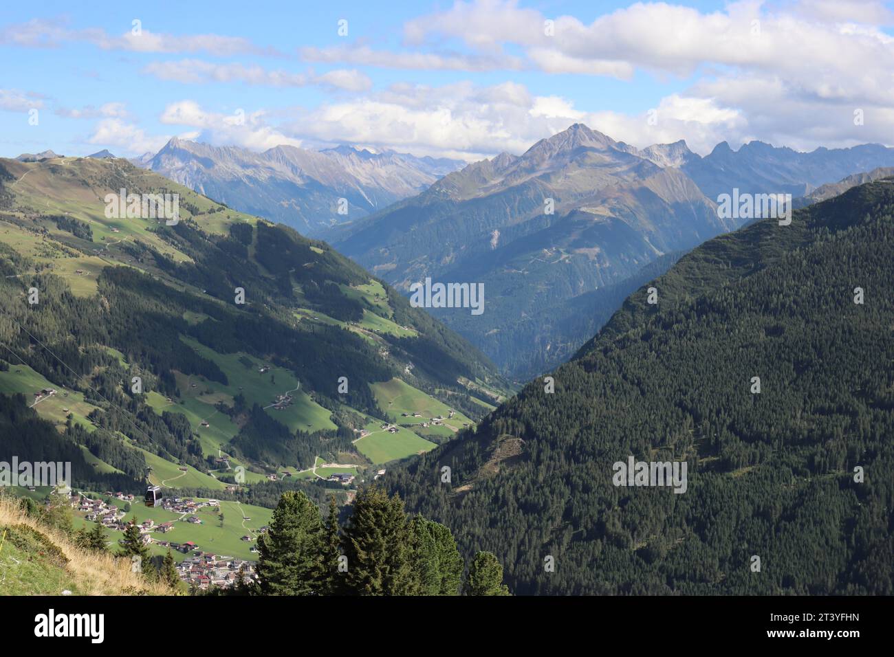 Vista panoramica dall'Eggalm sul paesaggio della Zillertal Foto Stock