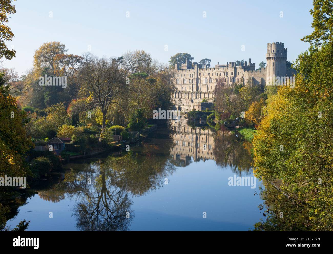 Warwick Castle, Regno Unito, con il fiume Avon in primo piano Foto Stock