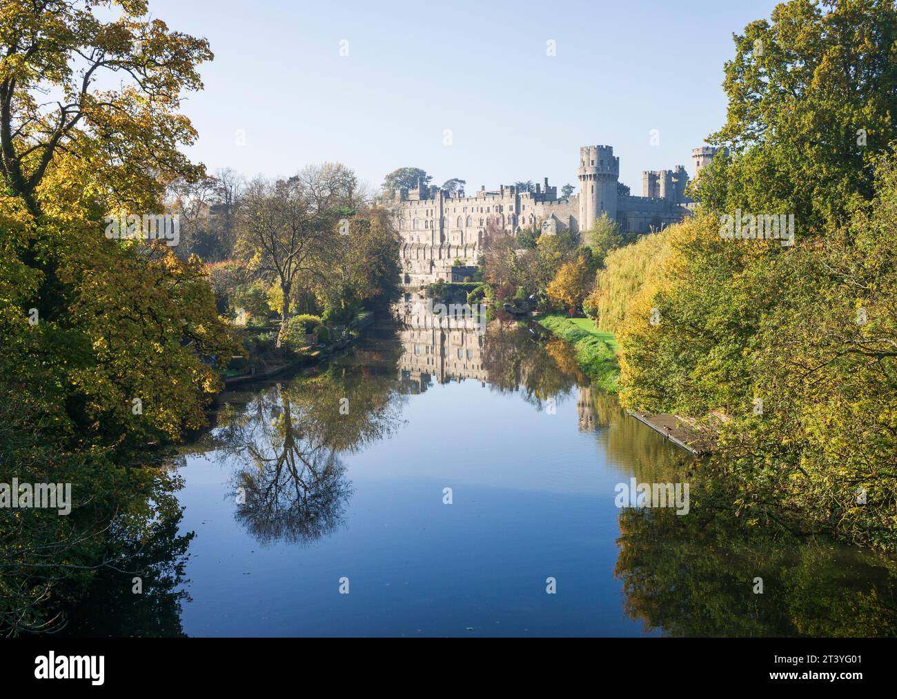 Warwick Castle, Regno Unito, con il fiume Avon in primo piano Foto Stock
