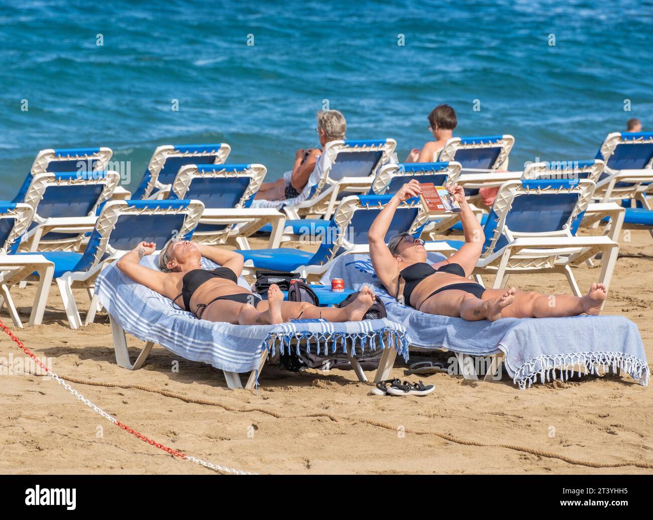 Gran Canaria, Isole Canarie, Spagna, 27 ottobre 2023. I turisti, molti inglesi, si crogiolano al sole sulla spiaggia cittadina di Las Palmas. Crediti: Alan Dawson/Alamy Live News. Foto Stock