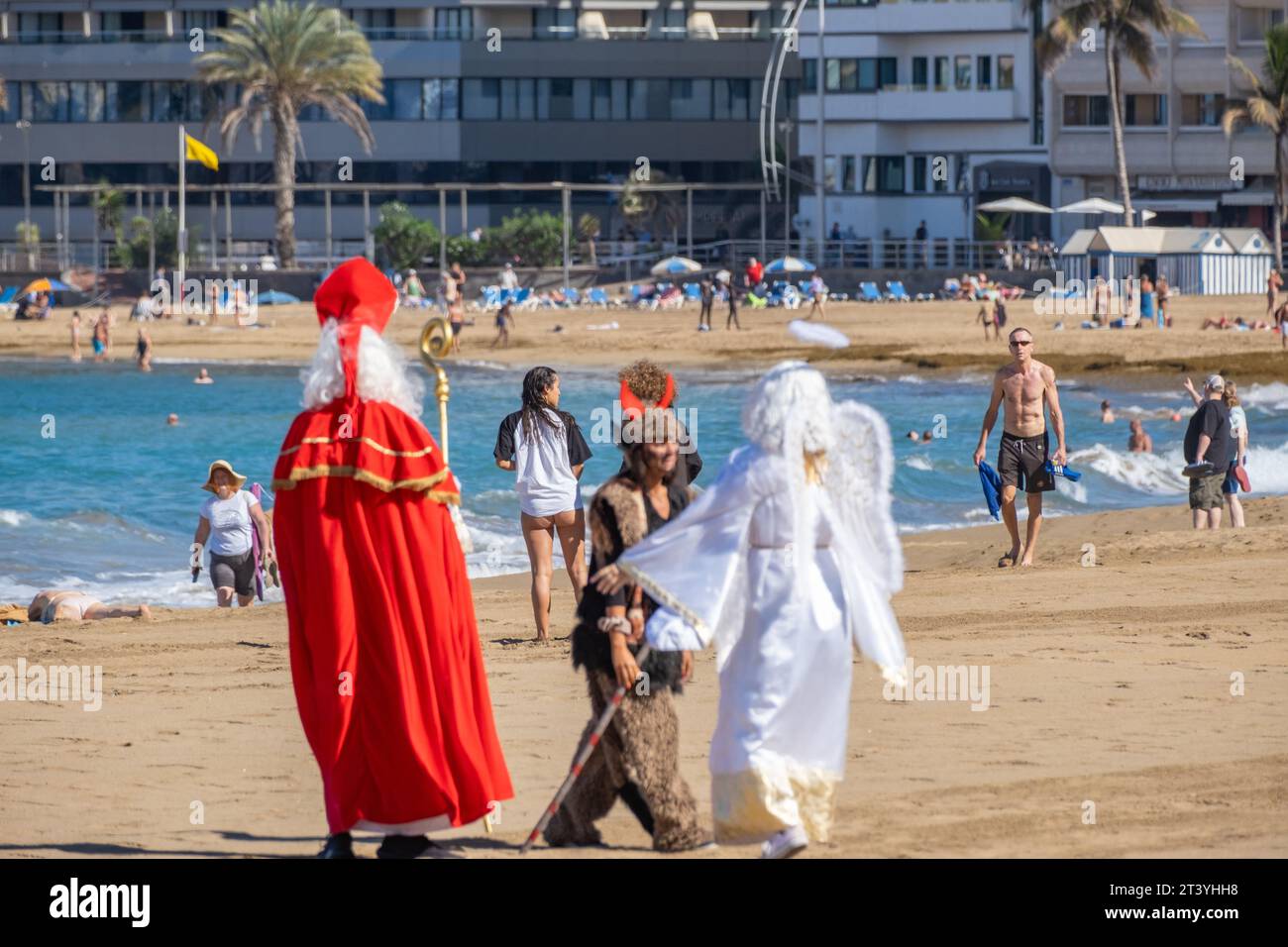 Gran Canaria, Isole Canarie, Spagna, 27 ottobre 2023. I turisti si sorprendono quando tre persone in abiti eleganti appaiono sulla spiaggia della città di Las Palmas. Crediti: Alan Dawson/Alamy Live News. Foto Stock