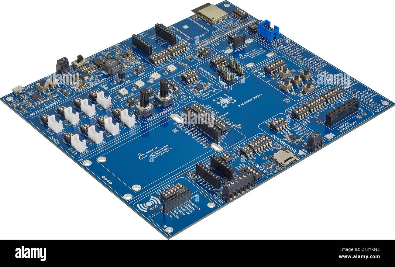 circuito stampato con componenti elettronici su sfondo bianco Foto Stock