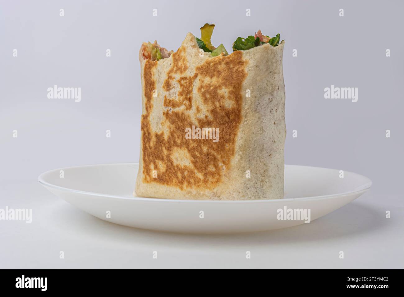 busta pita con verdure, pane pita su un piatto bianco Foto Stock