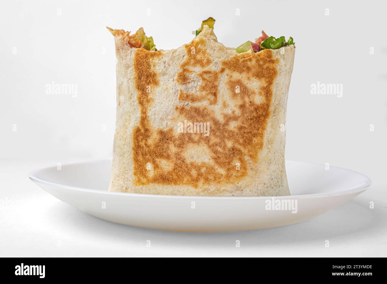 busta pita con verdure, pane pita su un piatto bianco Foto Stock