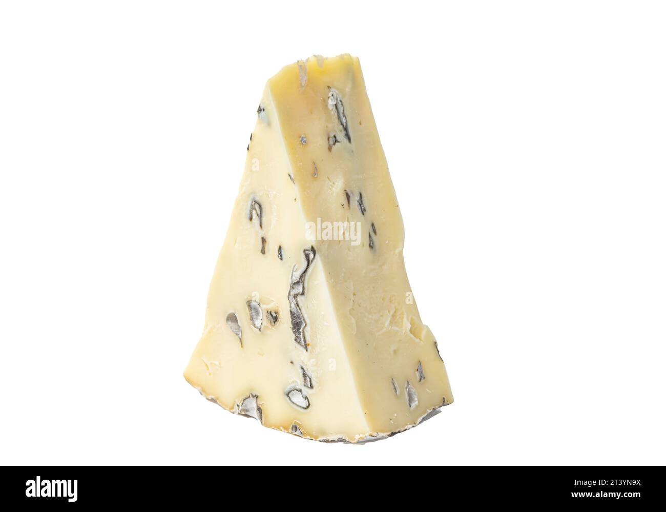 pezzo triangolare di formaggio con muffa su carta bianca a forma di primo piano Foto Stock