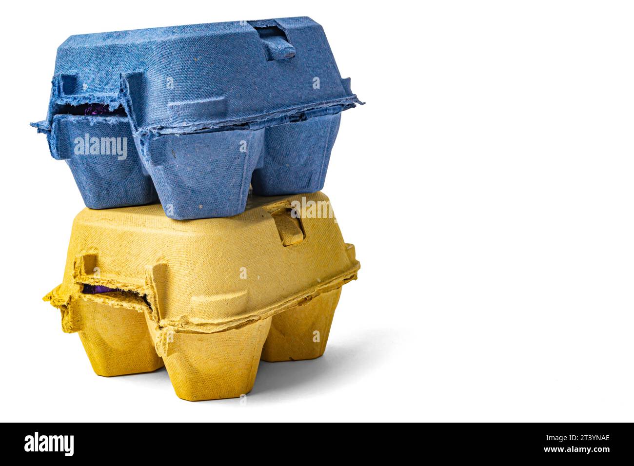 primi piani di scatole di carta per uova su sfondo bianco Foto Stock