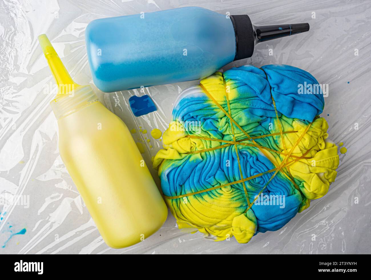 vernice gialla e blu imbottigliata nella tecnica tai dai Foto Stock