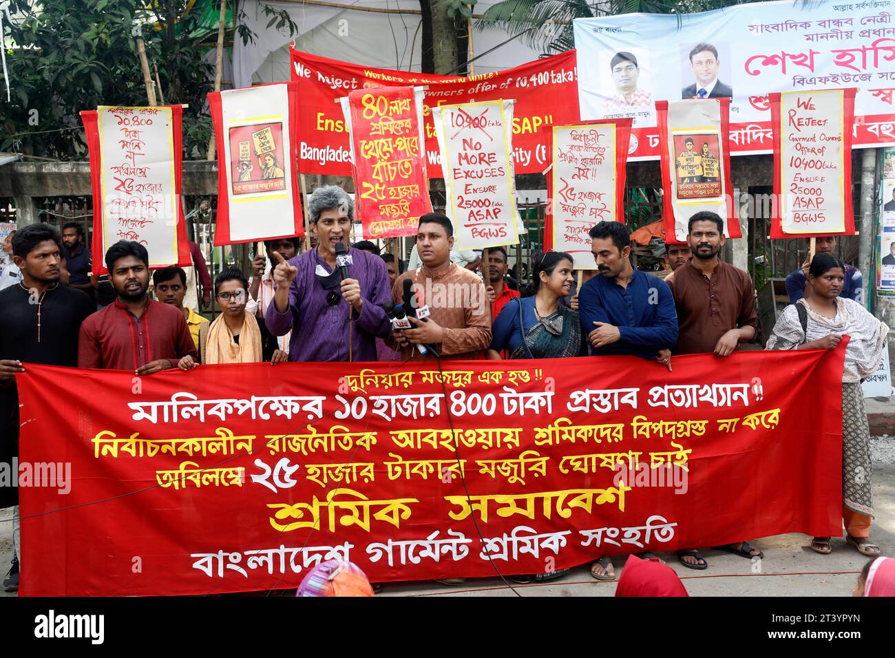 Dhaka, Bangladesh - 27 ottobre 2023: Bangladesh Garment Workers Solidarity ha marciato e tenuto una manifestazione di fronte al club stampa di Dacca chiedendo un minim Foto Stock
