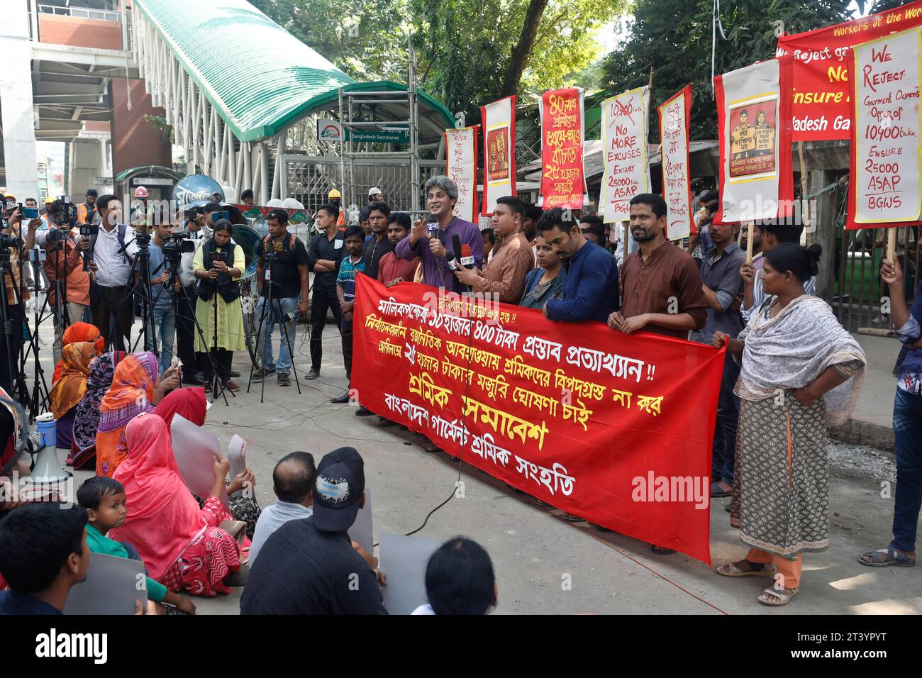 Dhaka, Bangladesh - 27 ottobre 2023: Bangladesh Garment Workers Solidarity ha marciato e tenuto una manifestazione di fronte al club stampa di Dacca chiedendo un minim Foto Stock