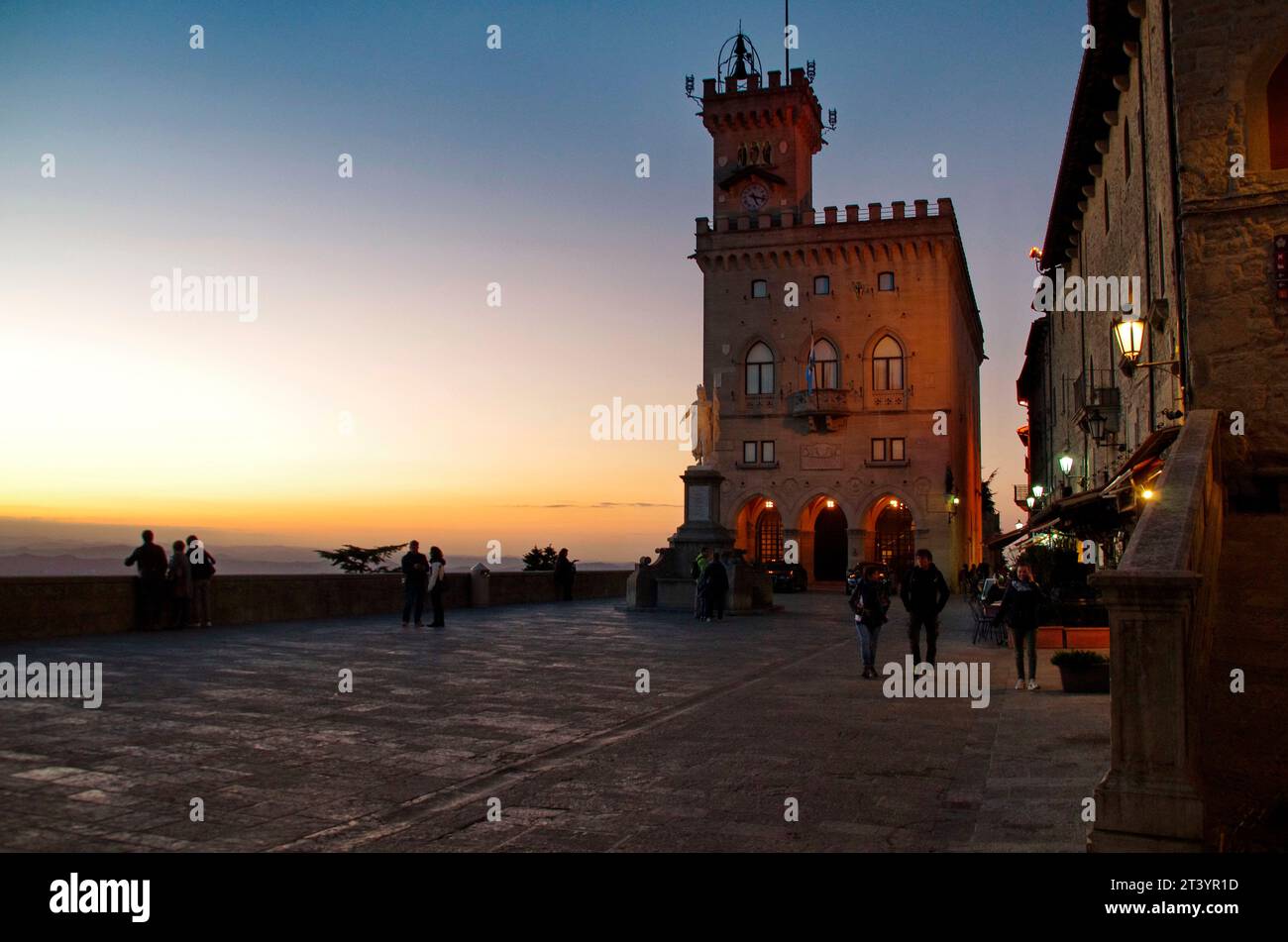 La piazza della Libertà ed il Palazzo del governo a San Marino all'imbrunire Foto Stock