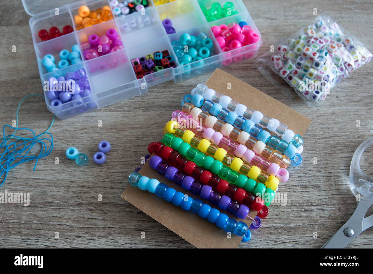 Primo piano di un bracciale decorativo con perline colorate Foto Stock