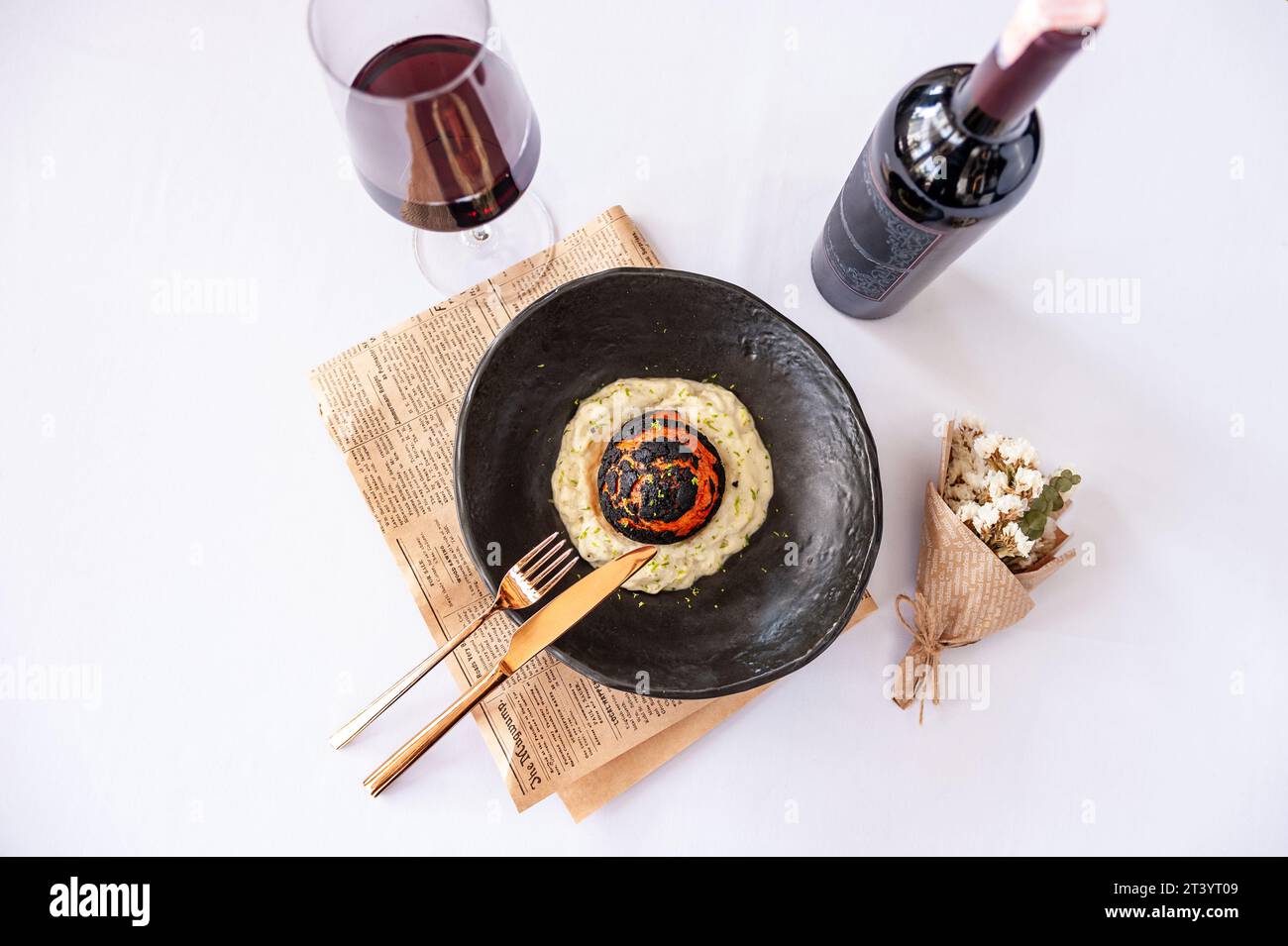 Panino choux Shu con manzo, formaggio spuma, parmigiano espuma e patatine Borodino Foto Stock