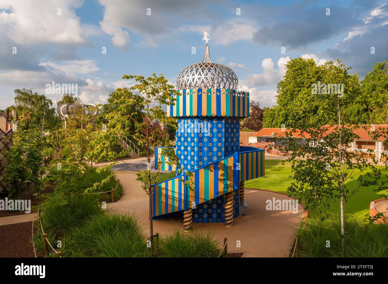 Nel Magic Garden all'Hampton Court Palace - la Queen's Tower Foto Stock