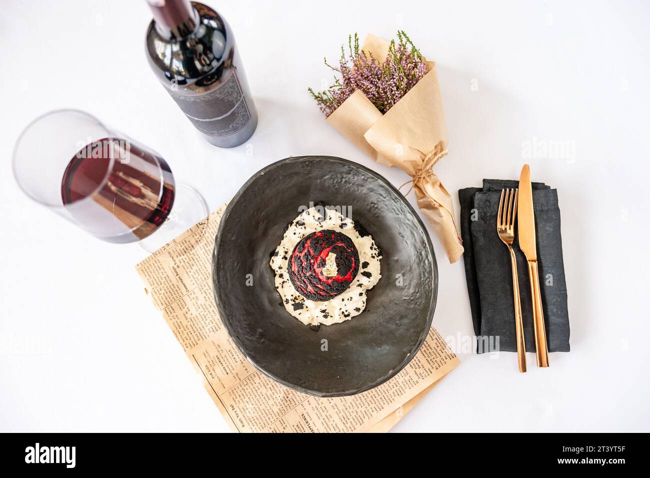 Panino choux Shu con manzo, formaggio spuma, parmigiano espuma e patatine Borodino Foto Stock