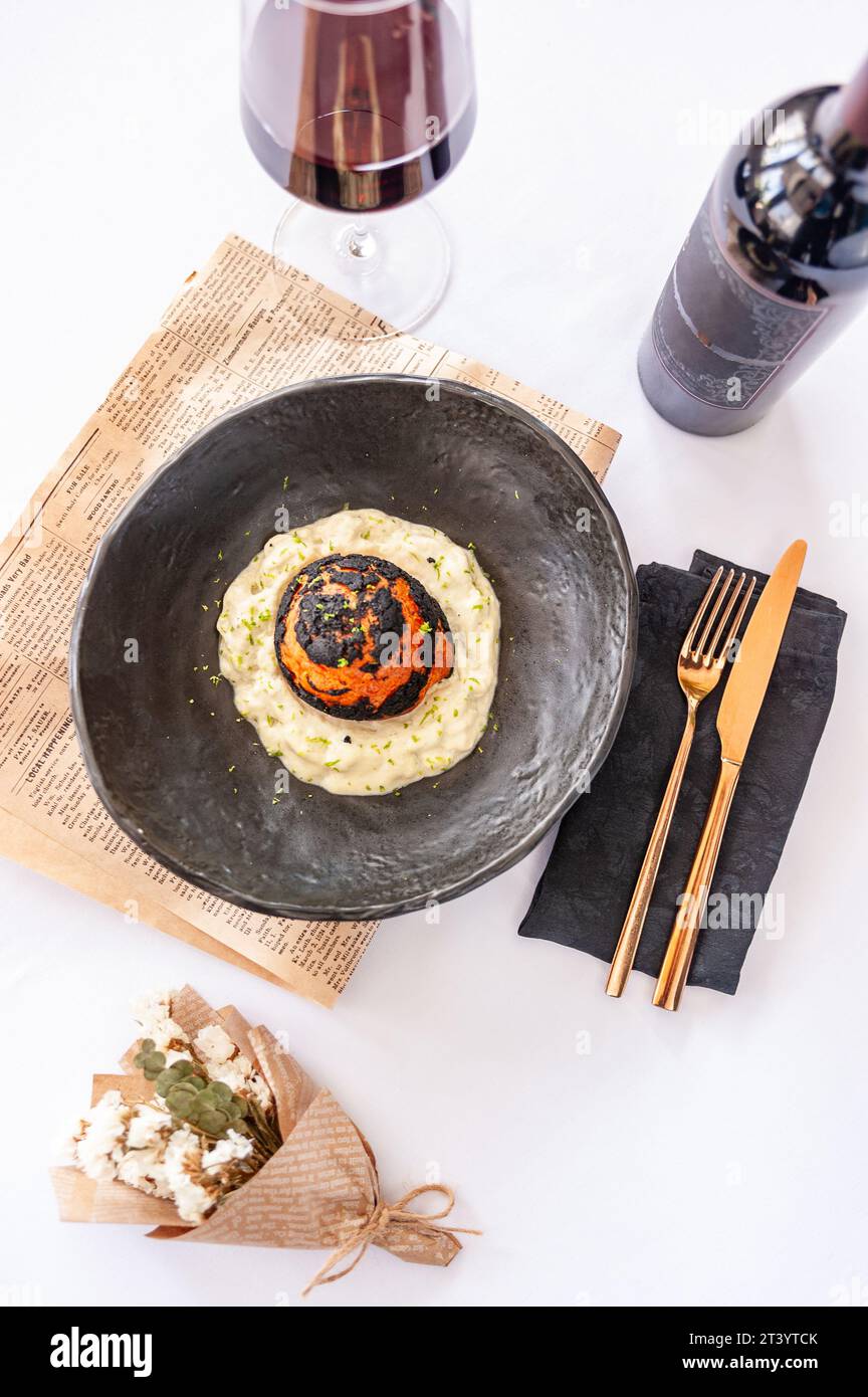 Panino choux Shu con manzo, formaggio spuma, parmigiano espuma e patatine Borodino Foto Stock