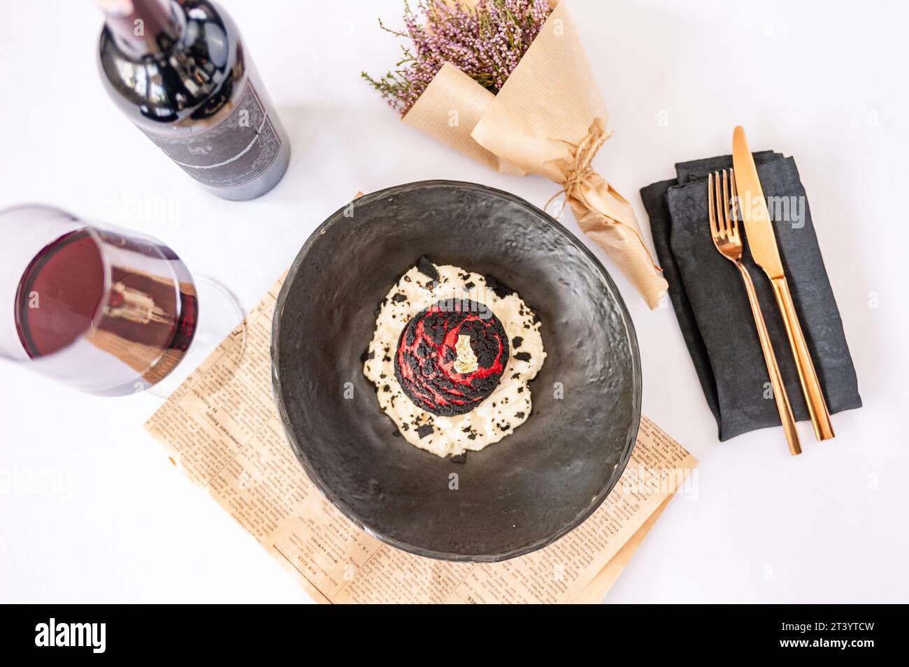 Panino choux Shu con manzo, formaggio spuma, parmigiano espuma e patatine Borodino Foto Stock