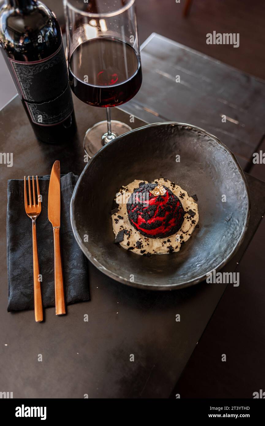 Panino choux Shu con manzo, formaggio spuma, parmigiano espuma e patatine Borodino Foto Stock