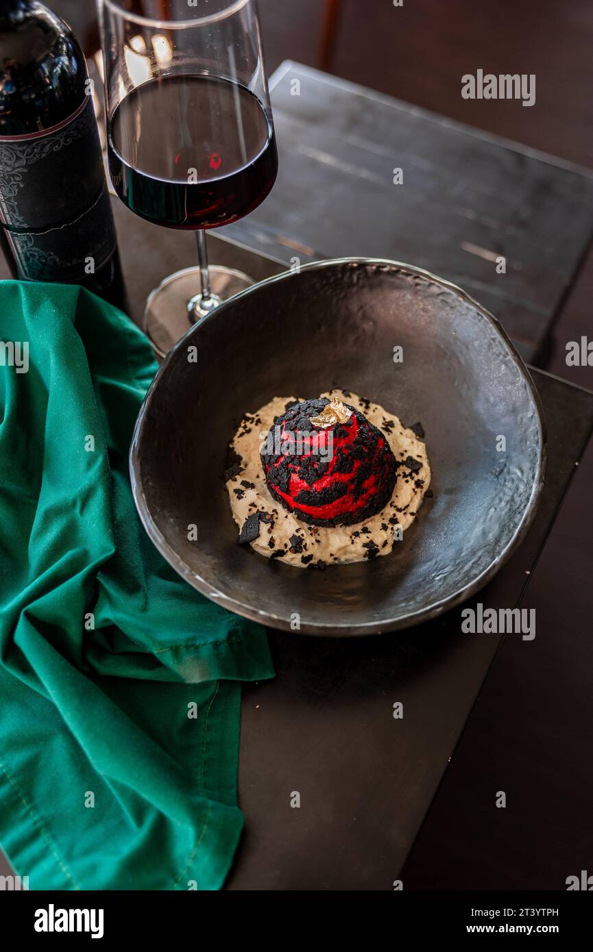 Panino choux Shu con manzo, formaggio spuma, parmigiano espuma e patatine Borodino Foto Stock