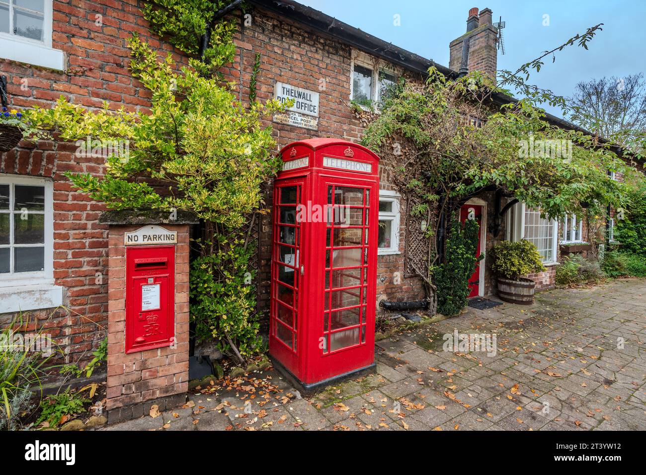 L'ufficio postale si trova nella città di Thelwall vicino a Warrington. Re Edardo il Vecchio fece di Thelwall una città nell'anno 923. Foto Stock