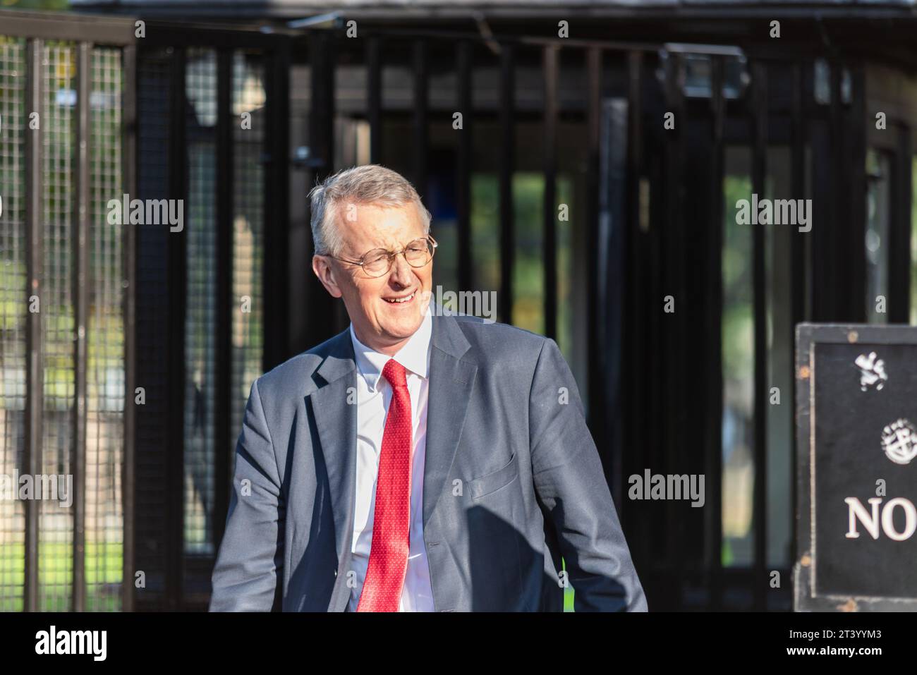 Hilary Benn parlamentare che lascia il Parlamento dopo essersi seduto al Super sabato per discutere e votare sull'accordo Brexit, l'emendamento Letwin, la legge Benn Foto Stock