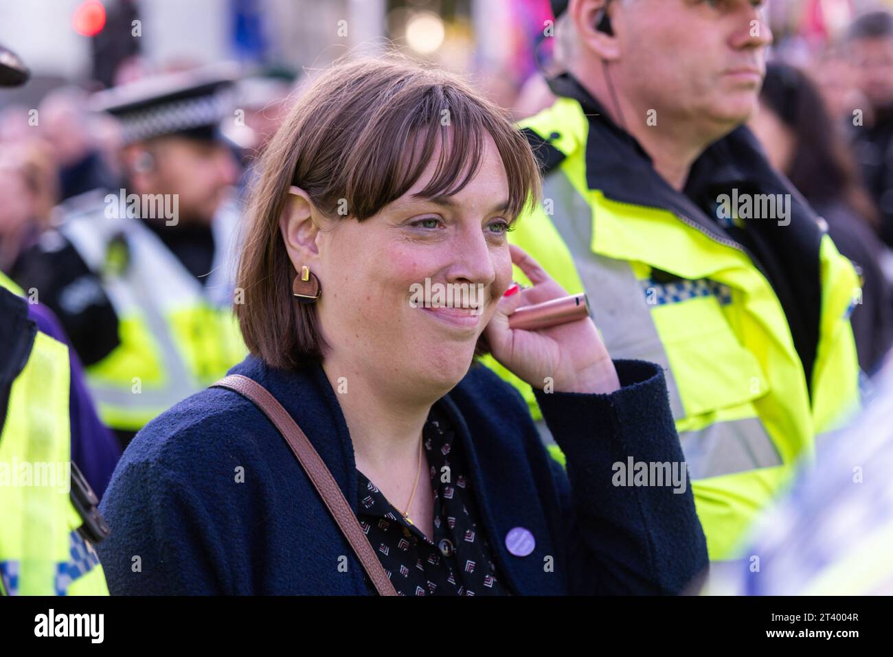 Jess Phillips parlamentare con scorta di polizia fuori dal Parlamento, Westminster, Londra, Regno Unito per la seduta di sabato dell'emendamento Letwin durante la Brexit Foto Stock