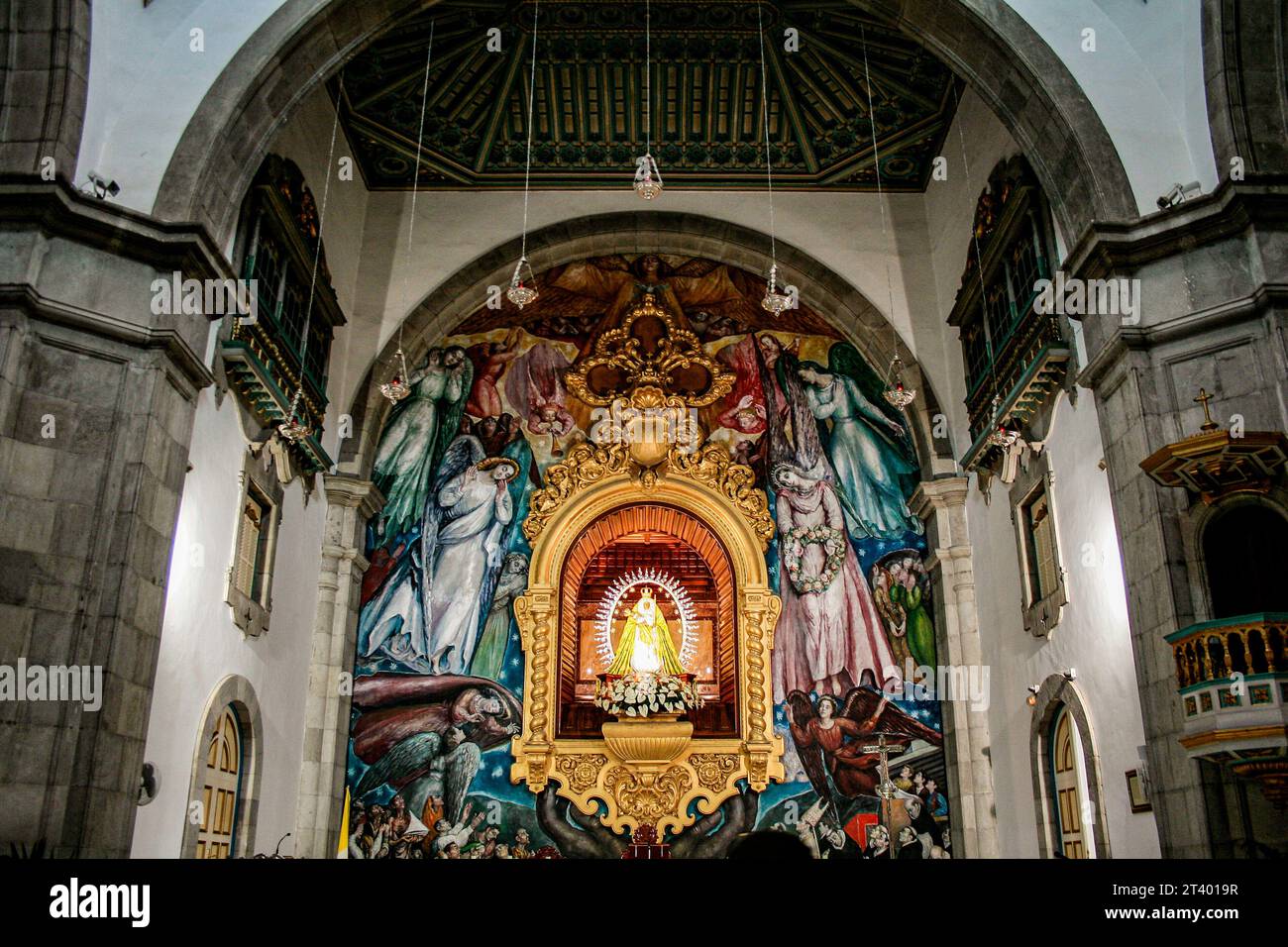 Candelaria, Tenerife, Comunidad Autonoma des Canarias, Spagna. Basilica del Santuario Mariano reale di nostra Signora della Candelaria (spagnolo: Basílica y Real Santuario Mariano de Nuestra Señora de la Candelaria o semplicemente Basílica de la Candelaria). La basilica è dedicata alla Vergine della Candelaria (Patrona delle Isole Canarie), l'altare maggiore con affreschi. Foto Stock