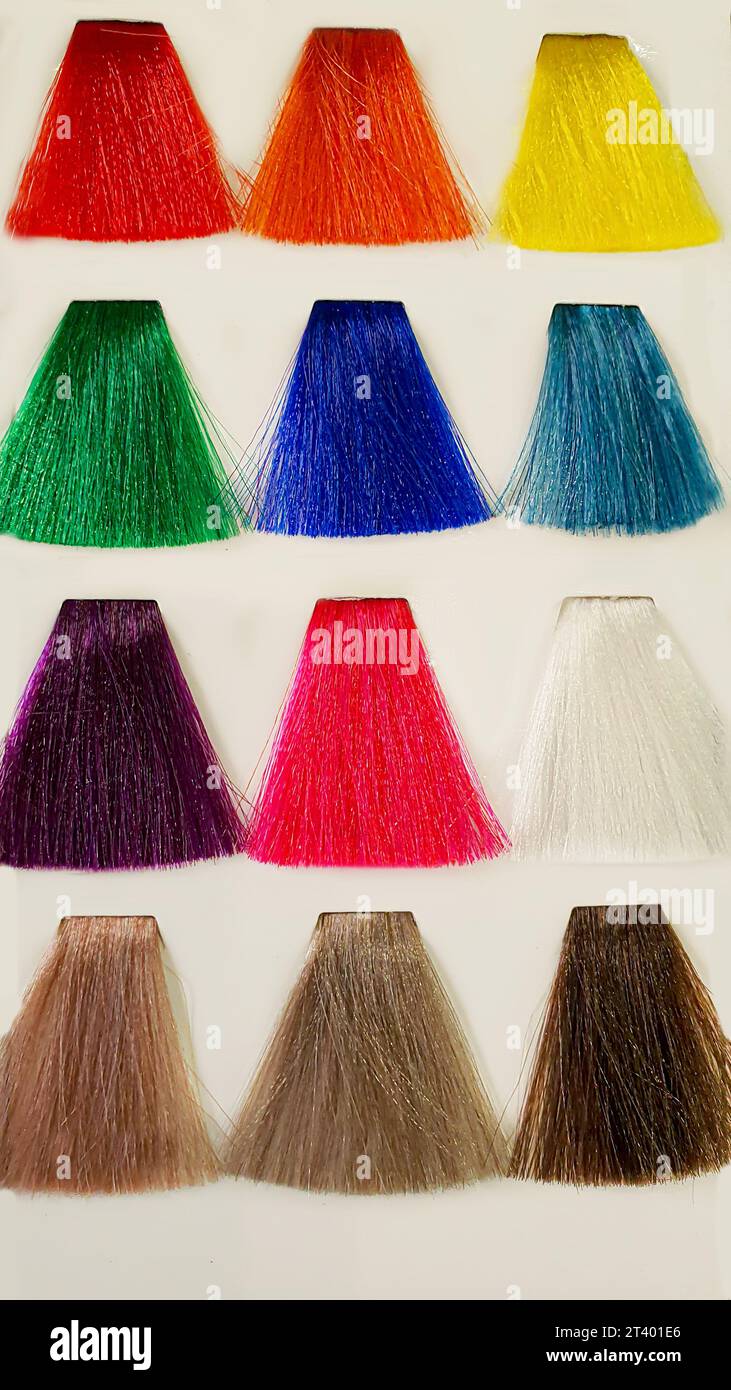 Una tavolozza di colori dei capelli fatta di fili artificiali su sfondo bianco. Selezione del colore. Copia spazio Foto Stock