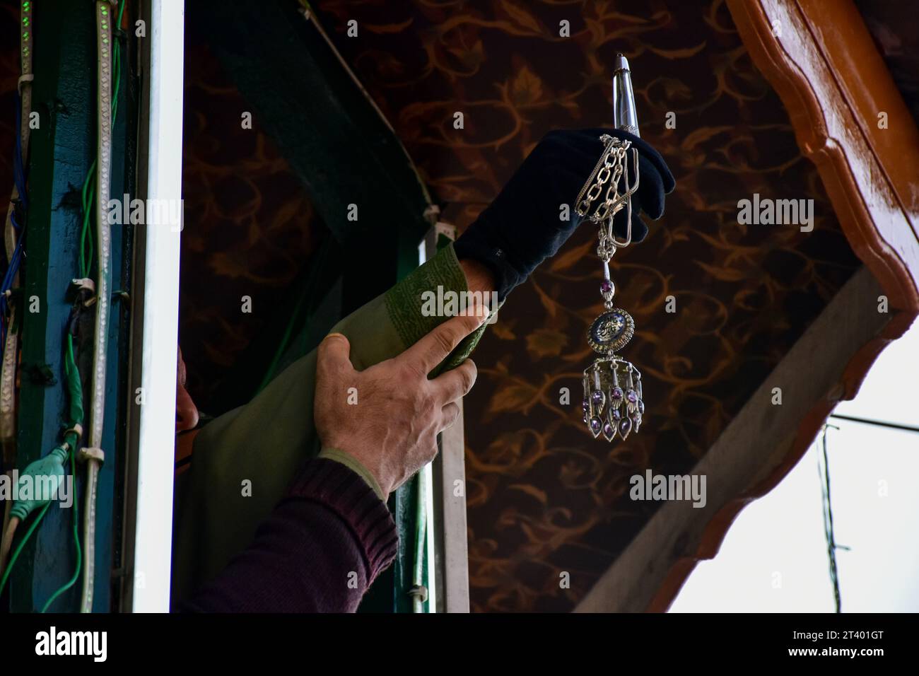 Srinagar, India. 27 ottobre 2023. Un capo sacerdote espone la sacra reliquia durante l'annuale festa islamica presso il santuario di san Abdul Qadir Jeelani. Credito: SOPA Images Limited/Alamy Live News Foto Stock