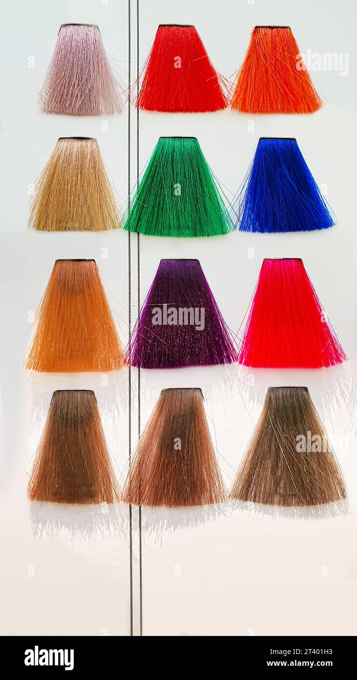 Una tavolozza di colori dei capelli fatta di fili artificiali su sfondo bianco. Selezione del colore. Copia spazio Foto Stock