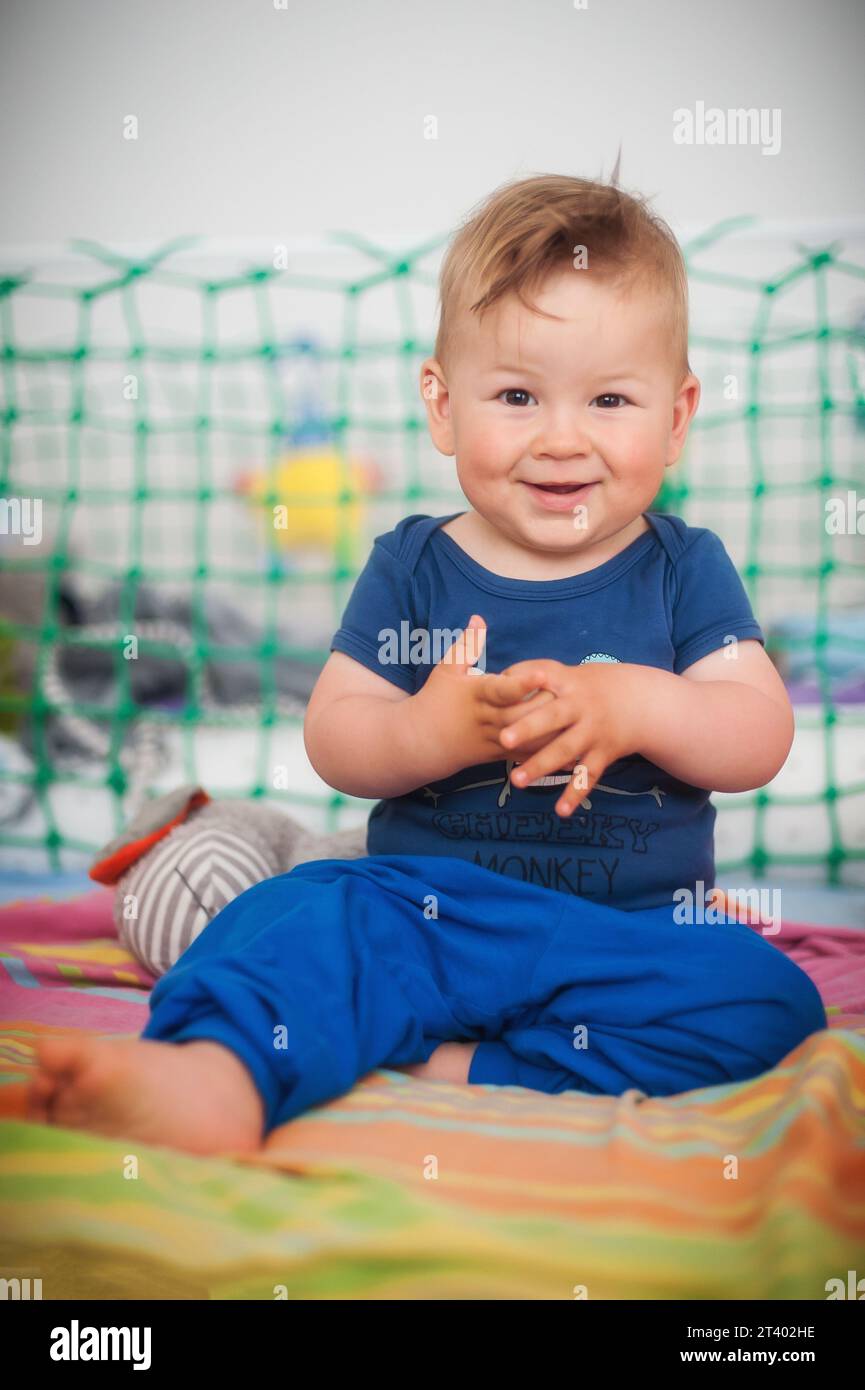 Ritratto di carino ragazzo felice guardando la macchina fotografica. Concetto di gioia e felicità. Amore ed emozione familiare Foto Stock