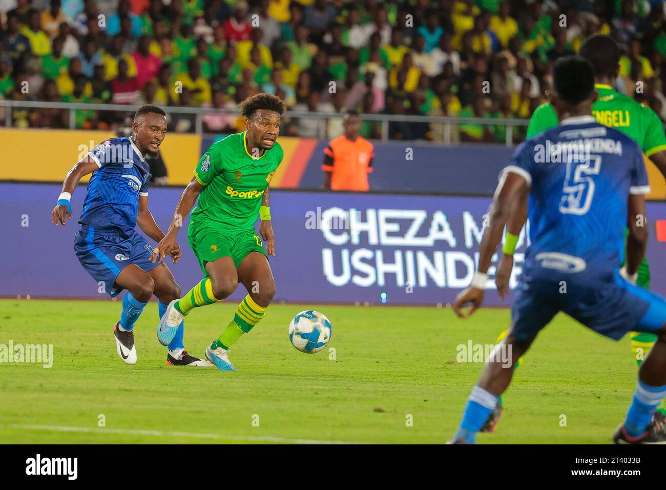 DAR es SALAAM, TUNISIA - 22 OTTOBRE: Ibrahim Bacca di Yanga e Azam difensore durante la partita di NBC Premier League tra Yanga SC e Azam FC a BE Foto Stock