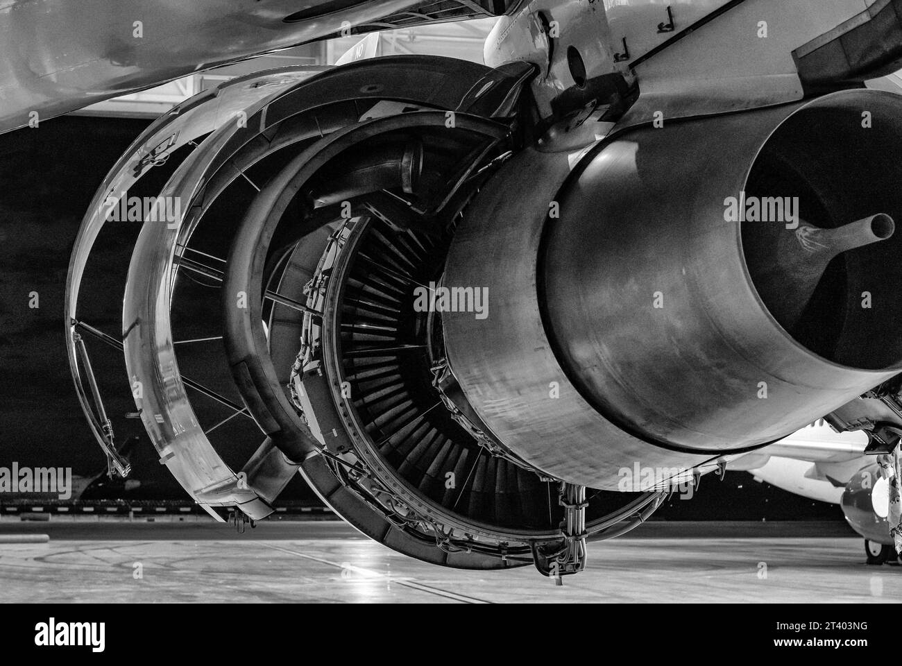 Dettagli dell'aeromobile. Manutenzione di motori aerei nell'hangar di notte. Foto in bianco e nero. Foto Stock