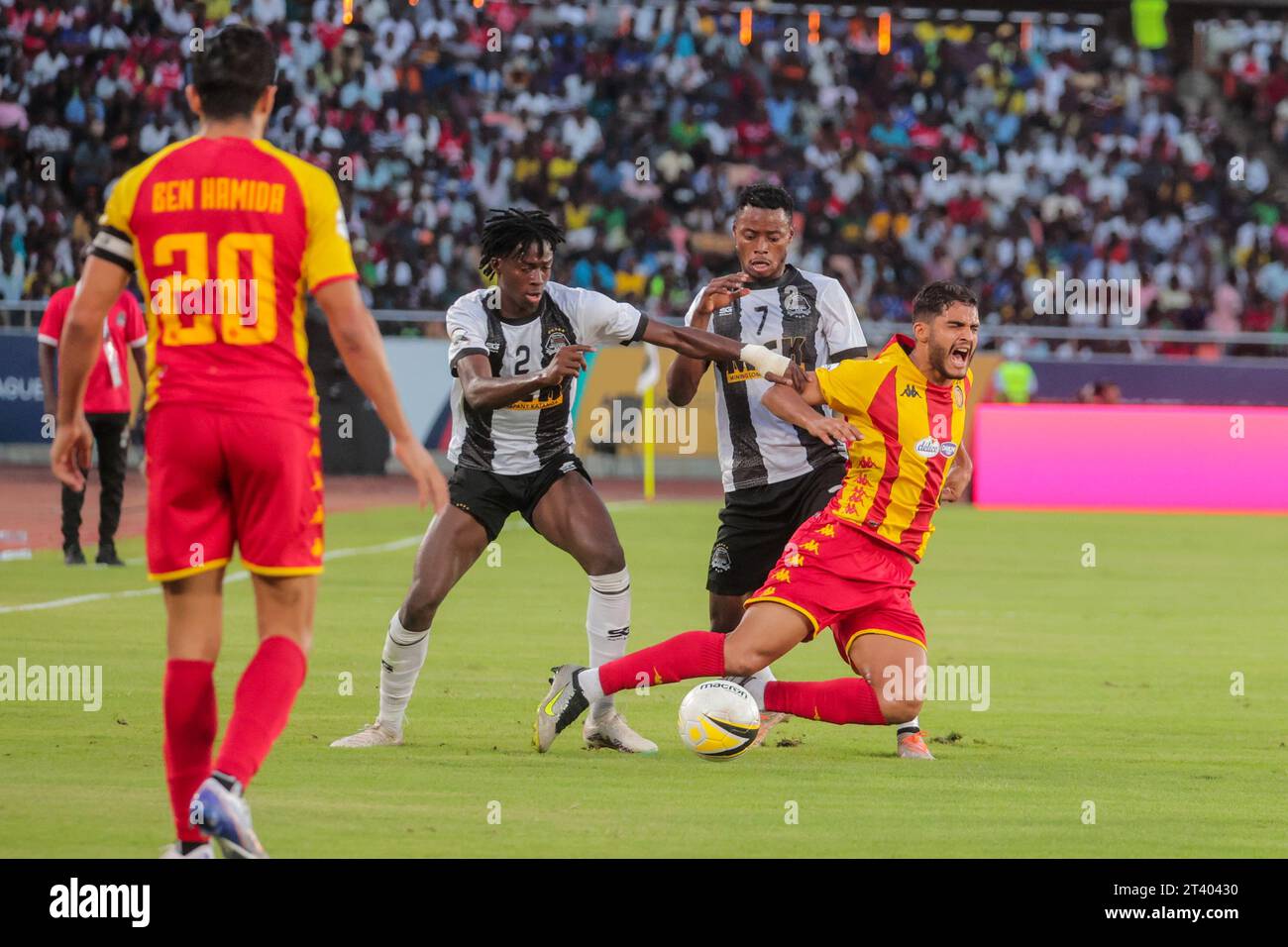 DAR es SALAAM, TUNISIA - 22 OTTOBRE: PHILLIPPES BENI KINZUMBI e BRAHIMA KEITA di Mazembe e Esperance difensori durante l'African Football Leag Foto Stock