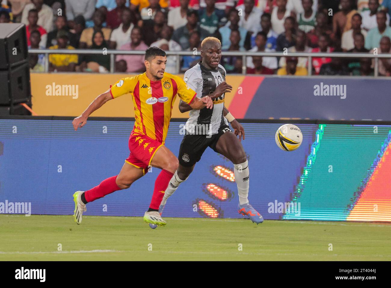 DAR es SALAAM, TUNISIA - 22 OTTOBRE: CHEICK OUMAR FOFANA di Mazembe durante la partita della African Football League tra TP Mazembe del Congo DR e ESP Foto Stock