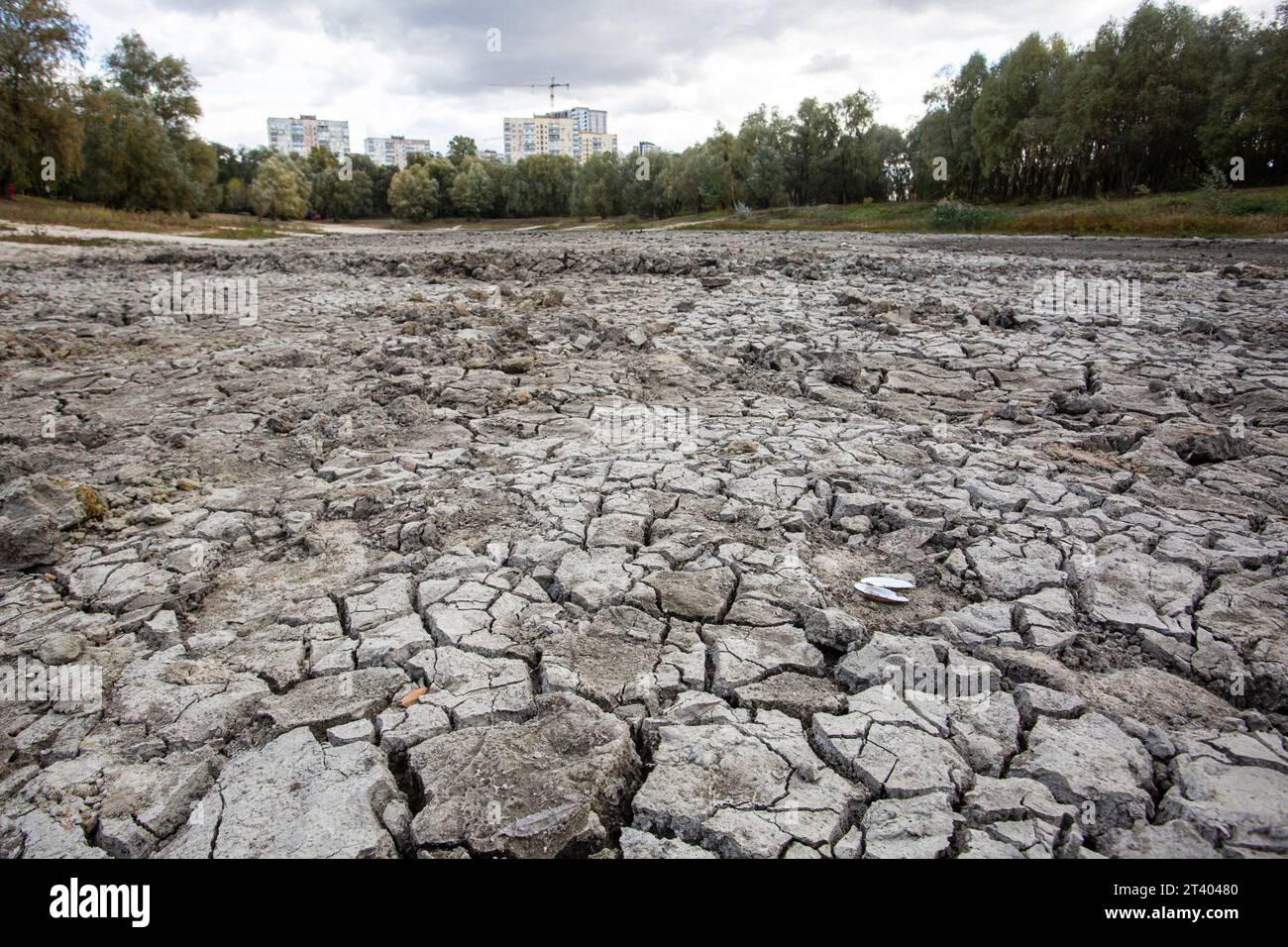 La vista del Lago Blu essiccato nella parte occidentale di Kiev, disastro ambientale dopo diversi anni di autenticità che non hanno finanziato l'acqua, l'approvvigionamento idrico Foto Stock