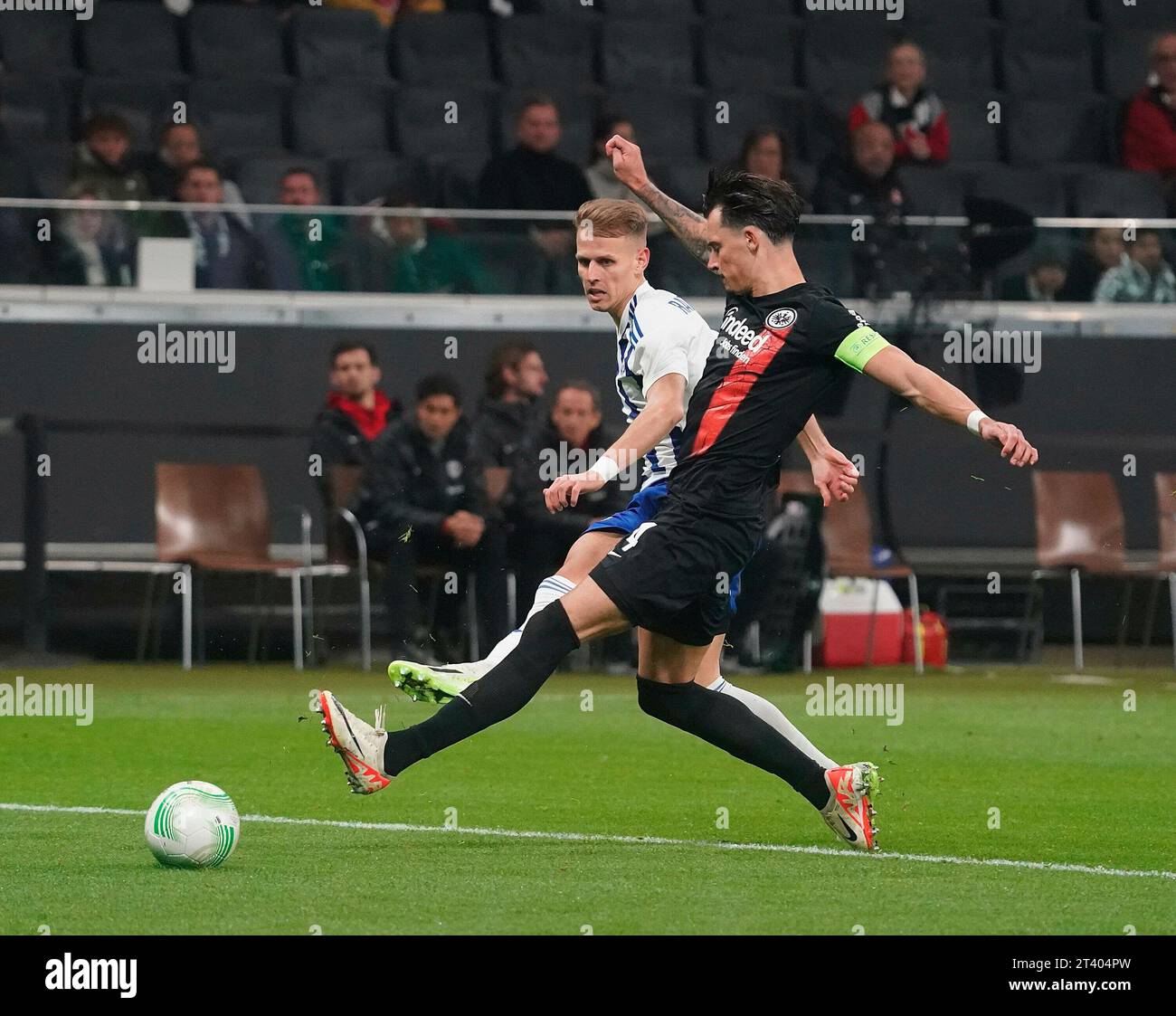 Francoforte, Deutschland. 26 ottobre 2023. 26 ottobre 2023, Deutsche Bank Park, Francoforte, Europa Conference League, Eintracht Frankfurt vs HJK Helsinki, nella foto Bojan Radulovic (Helsinki), Robin Koch (Francoforte) credito: dpa/Alamy Live News Foto Stock