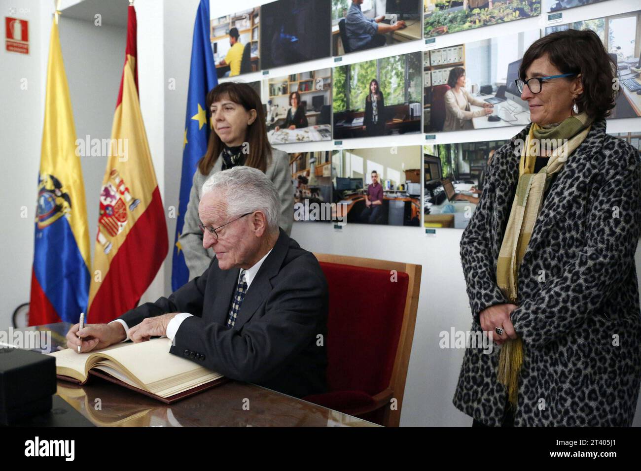 INT-CSIC-ECUADOR-ESPANA-CACAO El embajador del Ecuador en Espana, AndrÃ s Vallejo c, junto a la directora del Real Jardin Botanico-CSIC de Madrid, Maria-Paz Martin iy la vicepresidenta Adjunta de Internacionalizacion y Cooperacion del CSIC, Isabel Diaz Carretero d, durante la entrega de la primera planta de cacao de la variedad nacional fino arooma, en el Real Jardin Botanico en Madrid. FIN-INT-CSIC-ECUADOR-ESPAÃA-CACAO-cfda9fba232036fa98c869b39227e630 *** INT CSIC ECUADOR SPAGNA CACAO l'Ambasciatore dell'Ecuador in Spagna, AndrÃ S Vallejo c, insieme al Direttore del Real Jardin Botanico Foto Stock