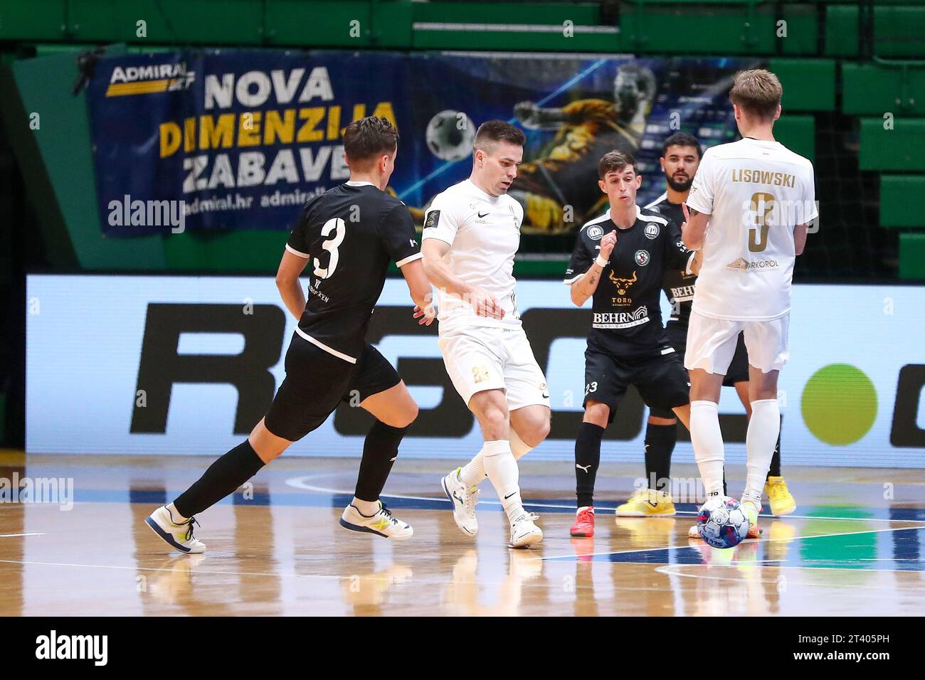 Zagabria, Croazia. 27 ottobre 2023. ZAGABRIA, CROAZIA - OTTOBRE 27: Maciej Jankowski del KSC Lubawa in azione durante la partita di UEFA Futsal Champions League gruppo 5 tra Orbero e Lubawa al KC Drazen Petrovic il 27 ottobre 2023 a Zagabria, Croazia. Foto: Matija Habljak/PIXSELL credito: Pixsell/Alamy Live News Foto Stock