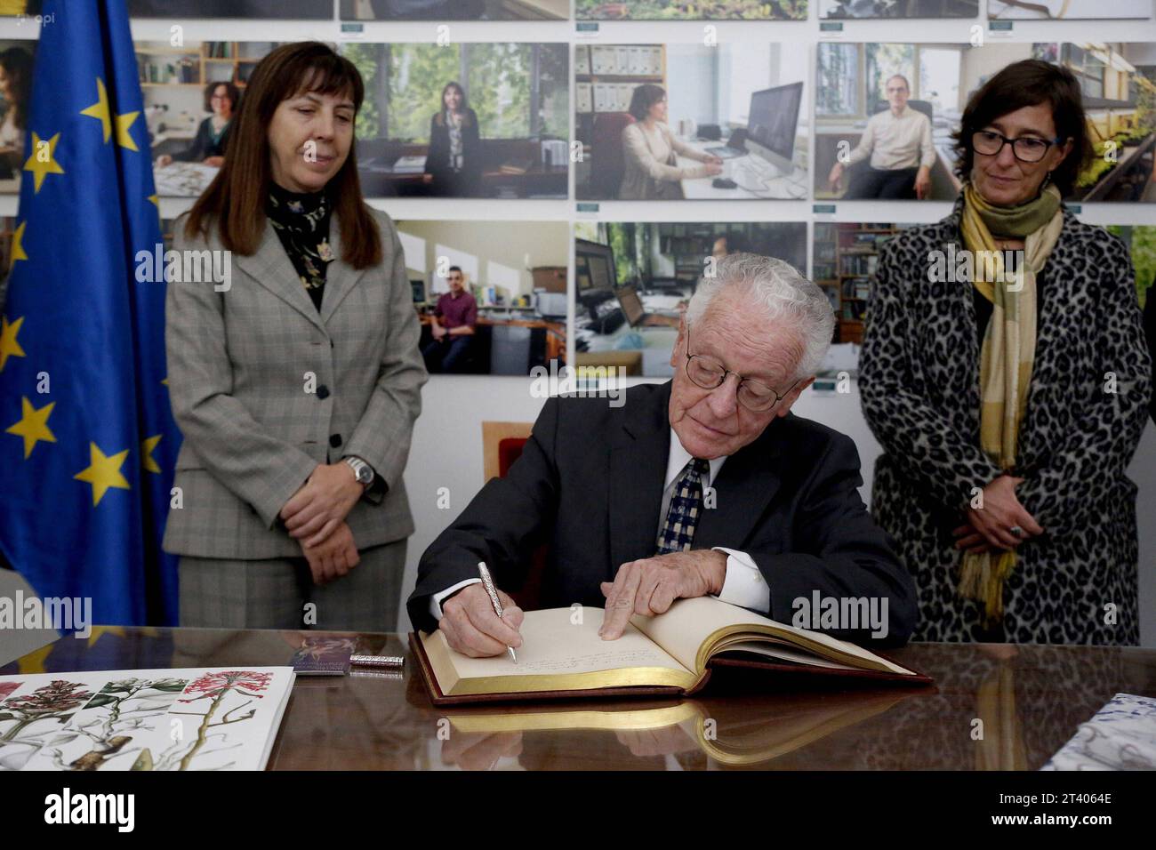 INT-CSIC-ECUADOR-ESPANA-CACAO El embajador del Ecuador en Espana, AndrÃ s Vallejo c, junto a la directora del Real Jardin Botanico-CSIC de Madrid, Maria-Paz Martin iy la vicepresidenta Adjunta de Internacionalizacion y Cooperacion del CSIC, Isabel Diaz Carretero d, durante la entrega de la primera planta de cacao de la variedad nacional fino arooma, en el Real Jardin Botanico en Madrid. FIN-INT-CSIC-ECUADOR-ESPAÃA-CACAO-736b10f309f21884c9cdc1fb998f675 *** INT CSIC ECUADOR SPAGNA CACAO l'Ambasciatore dell'Ecuador in Spagna, AndrÃ S Vallejo c, insieme al Direttore del Real Jardin Botanico Foto Stock