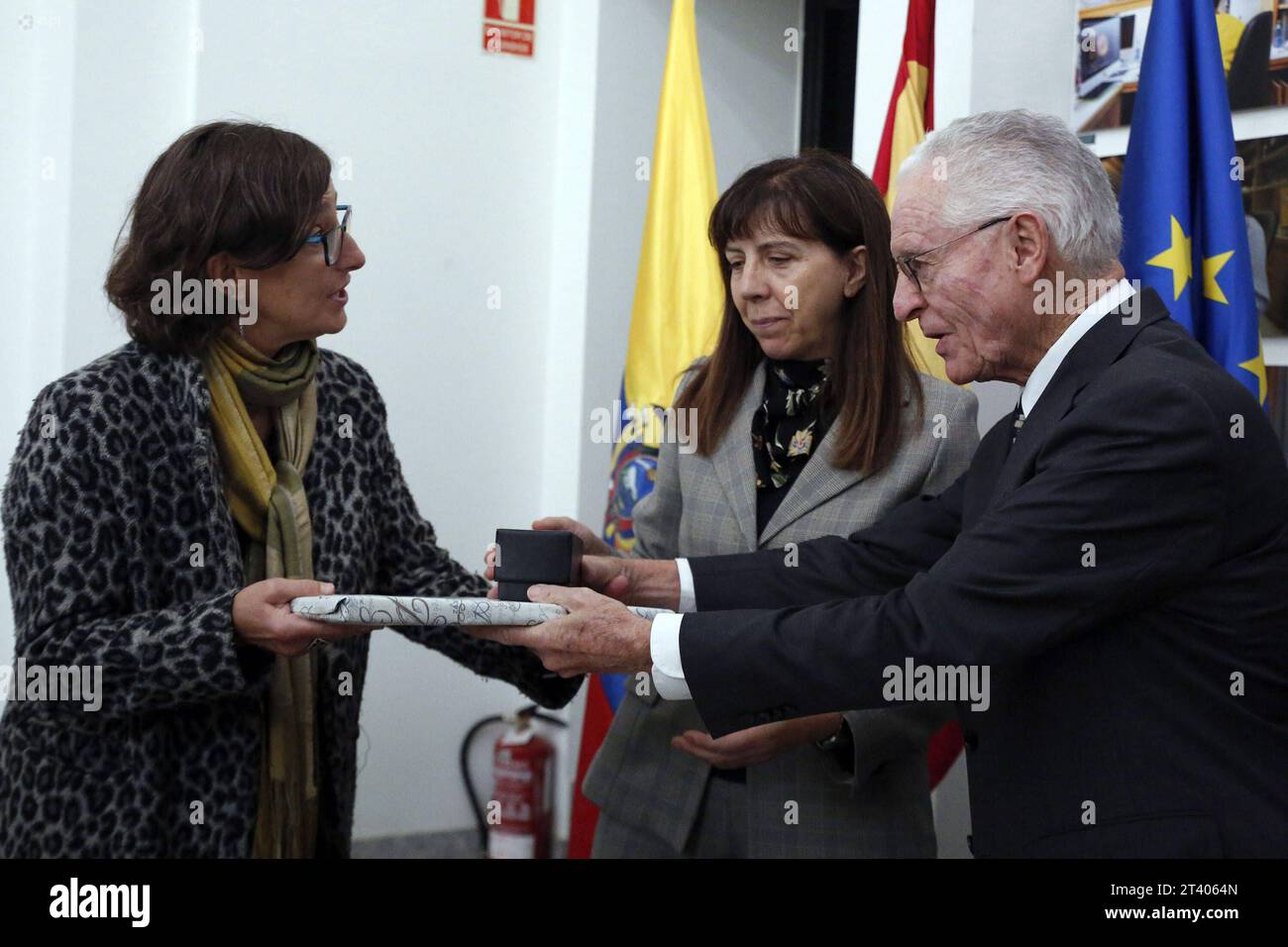 INT-CSIC-ECUADOR-ESPANA-CACAO El embajador del Ecuador en Espana, AndrÃ s Vallejo c, junto a la directora del Real Jardin Botanico-CSIC de Madrid, Maria-Paz Martin iy la vicepresidenta Adjunta de Internacionalizacion y Cooperacion del CSIC, Isabel Diaz Carretero d, durante la entrega de la primera planta de cacao de la variedad nacional fino arooma, en el Real Jardin Botanico en Madrid. FIN-INT-CSIC-ECUADOR-ESPAÃA-CACAO-a14ee6ef3f958d744d612bca9308ac08 *** INT CSIC ECUADOR SPAGNA CACAO l'Ambasciatore dell'Ecuador in Spagna, AndrÃ S Vallejo c, insieme al Direttore del Real Jardin Botanico Foto Stock