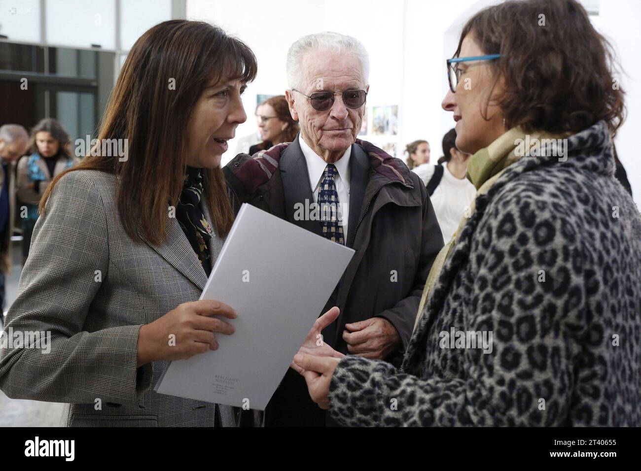 INT-CSIC-ECUADOR-ESPANA-CACAO El embajador del Ecuador en Espana, AndrÃ s Vallejo c, junto a la directora del Real Jardin Botanico-CSIC de Madrid, Maria-Paz Martin iy la vicepresidenta Adjunta de Internacionalizacion y Cooperacion del CSIC, Isabel Diaz Carretero d, durante la entrega de la primera planta de cacao de la variedad nacional fino arooma, en el Real Jardin Botanico en Madrid. FIN-INT-CSIC-ECUADOR-ESPAÃA-CACAO-f7c469a874fb6a197d94df0b0daa6065 *** INT CSIC ECUADOR SPAGNA CACAO l'ambasciatore dell'Ecuador in Spagna, AndrÃ S Vallejo c, insieme al direttore del Real Jardin Botanico Foto Stock